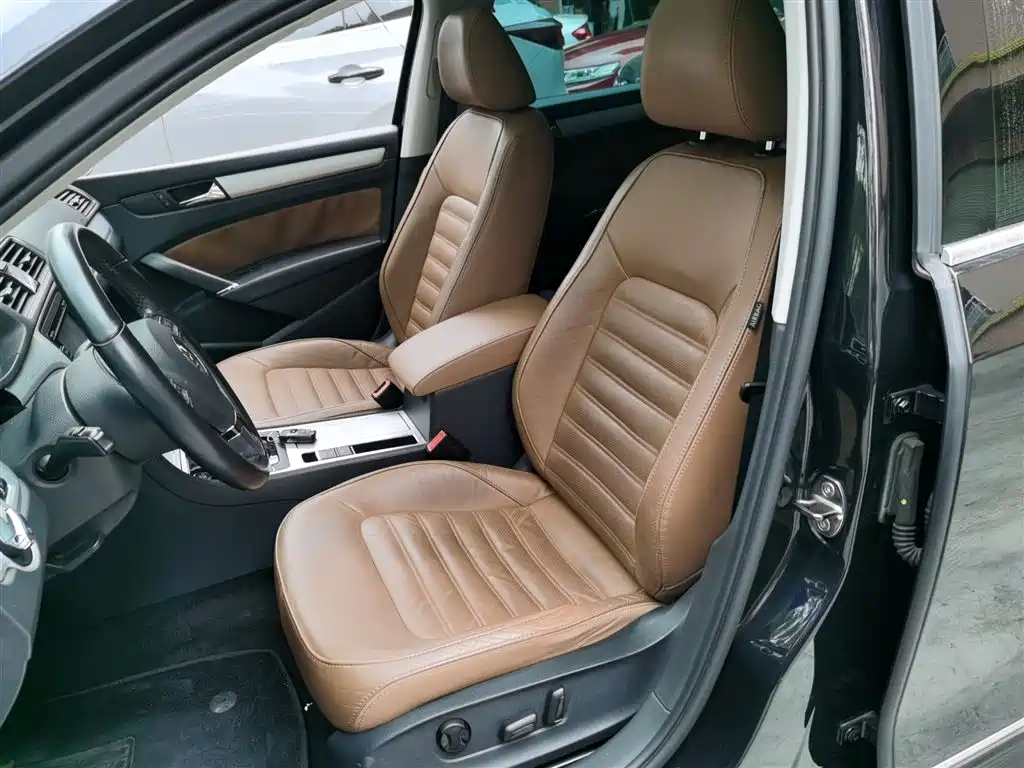 Volkswagen Passat 2014 1.8TSI DSG Executive Navigation Edition фото 15