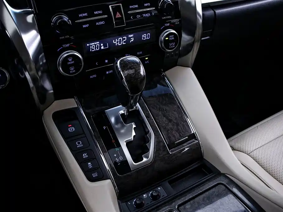 Toyota Vellfire 2020 Twin Engine 2.5L HV Premium Edition фото 9