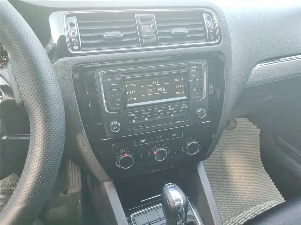 Volkswagen Sagitar 2015 230TSI Automatic Comfort фото 9