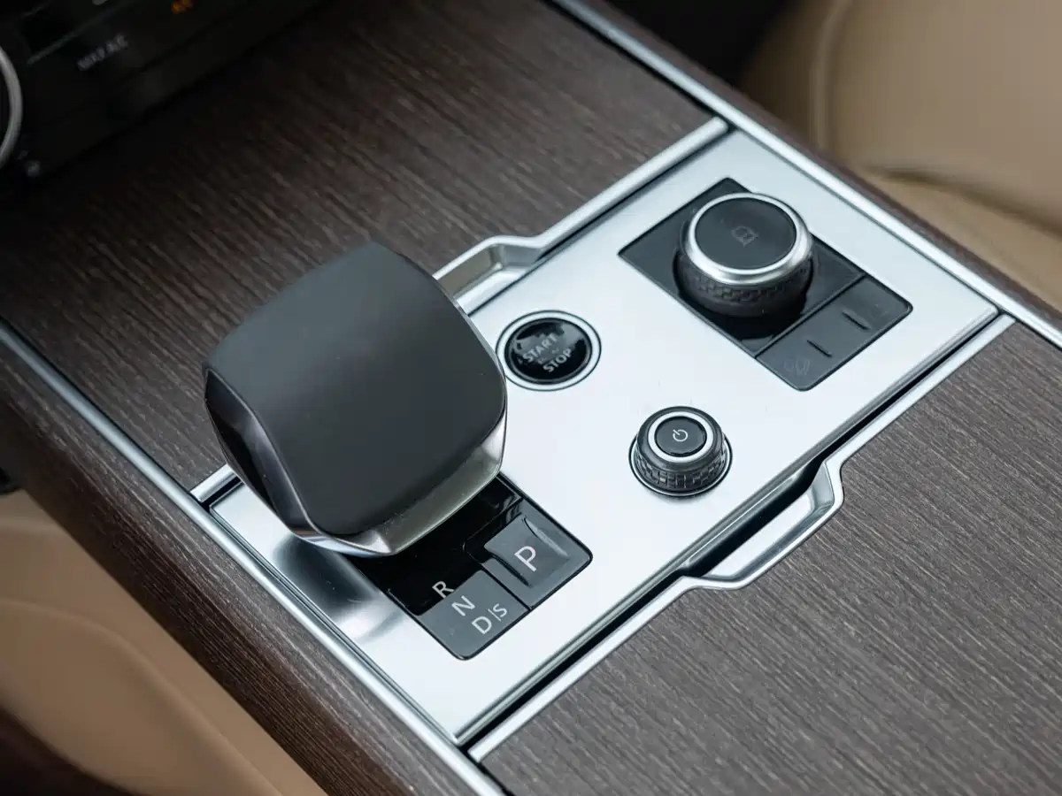 Land Rover Range Rover 2023 3.0 L6 360PS Golden Age Edition фото 13