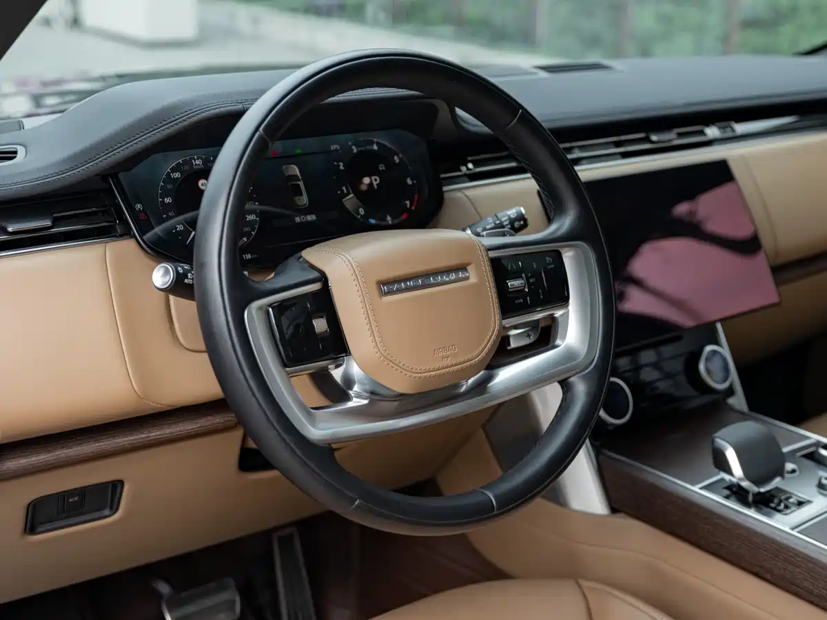 Land Rover Range Rover 2023 3.0 L6 360PS Golden Age Edition фото 15