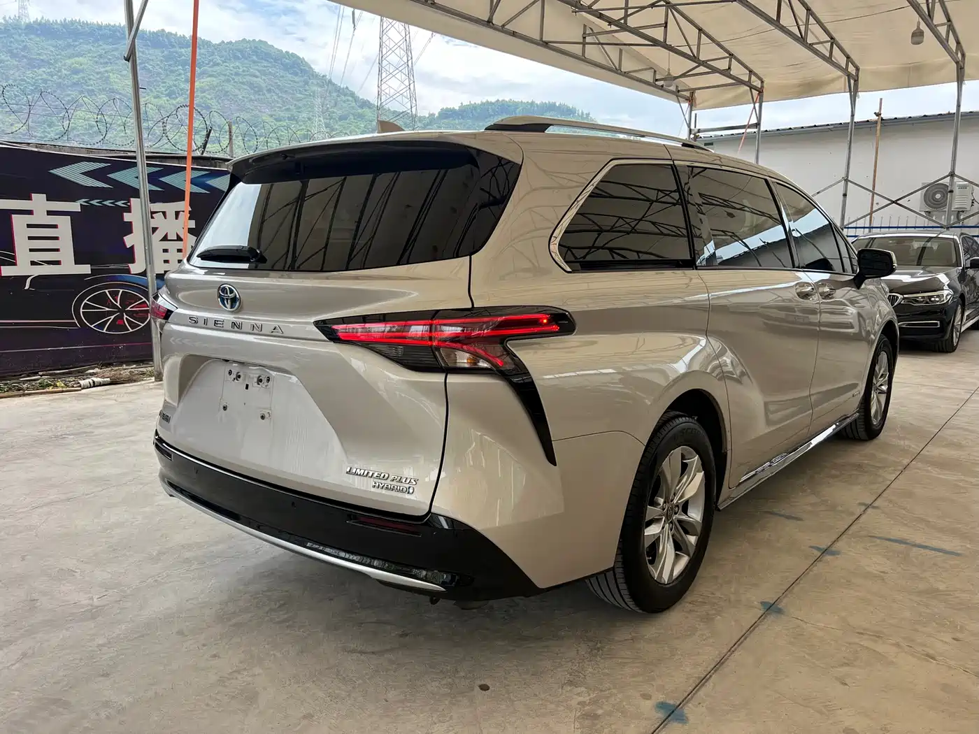 Toyota Sienna 2021 2.5L Hybrid Premium Edition фото 12