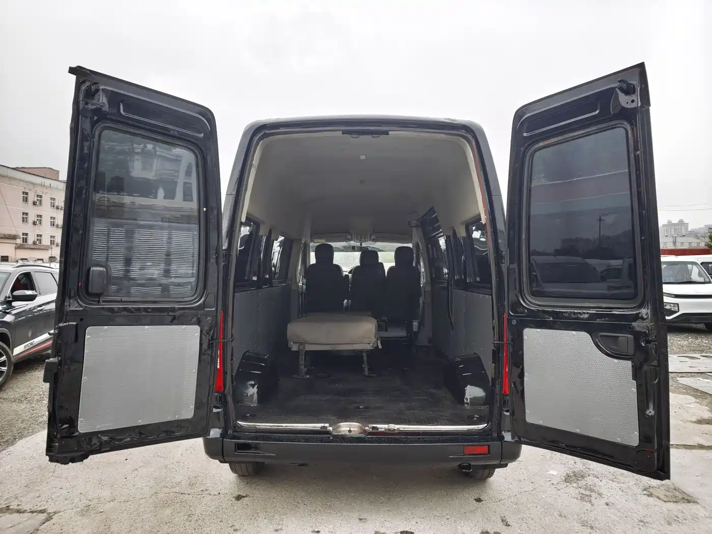SAIC Maxus Xintu V80 2019 2.0T Plus AMT Aoyun Long Wheelbase Medium Roof 7-seater фото 13