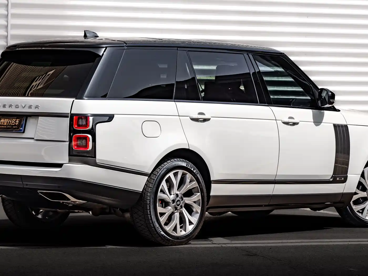 Land Rover Range Rover 2021 3.0 L6 Heritage Extended Classic Edition фото 3