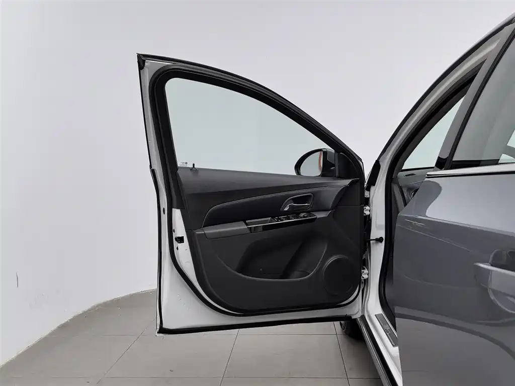 Chevrolet Cruze 2014 1.6L SL Million Commemorative Edition AT фото 8