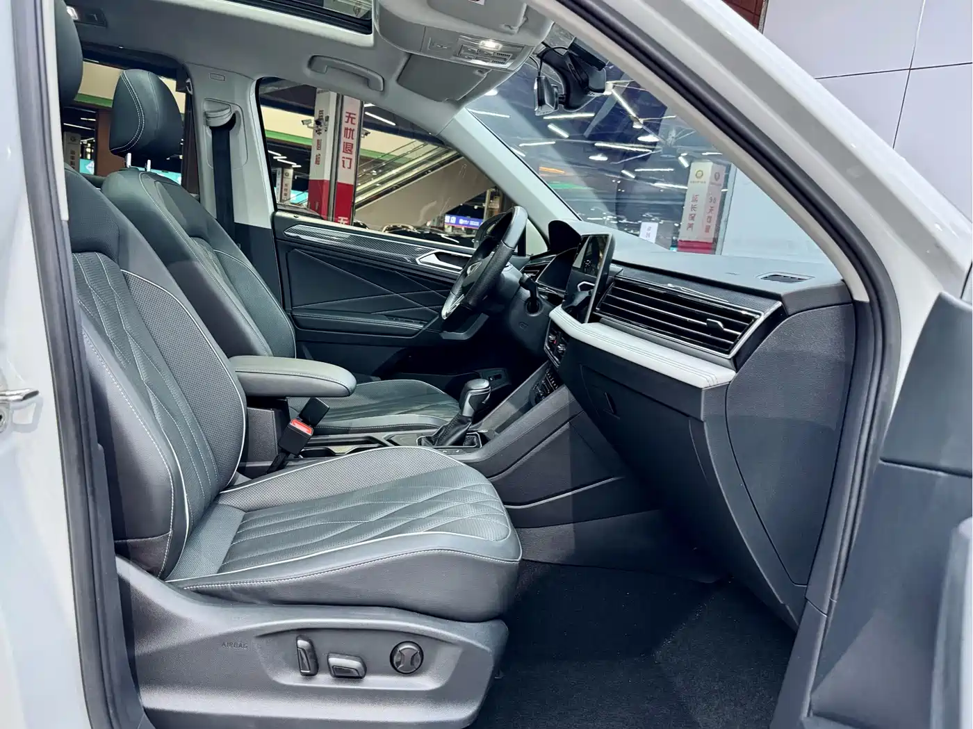 Volkswagen Tiguan L 2024 330TSI Automatic 2WD R-Line Premium Enjoyment Edition фото 17