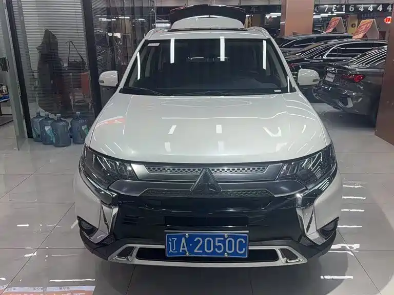 Mitsubishi Outlander 2020 2.4L 4WD Luxury 7-seater фото 3
