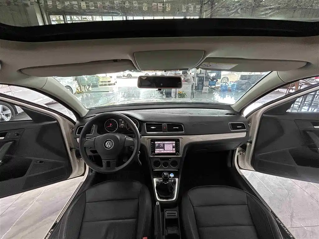 Volkswagen Lavida 2015 1.6L Manual Comfort Edition фото 9