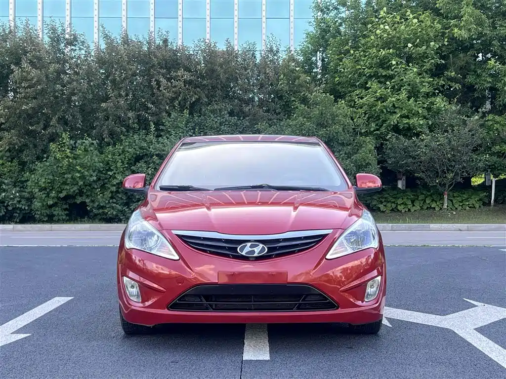 Hyundai Verna 2010 Sedan 1.4L Manual Comfort GS фото 2