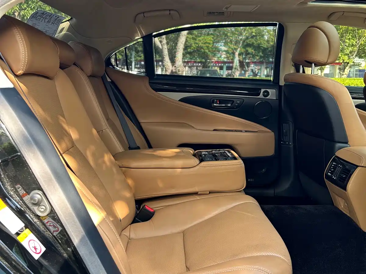 Фото 10 - Lexus LS
