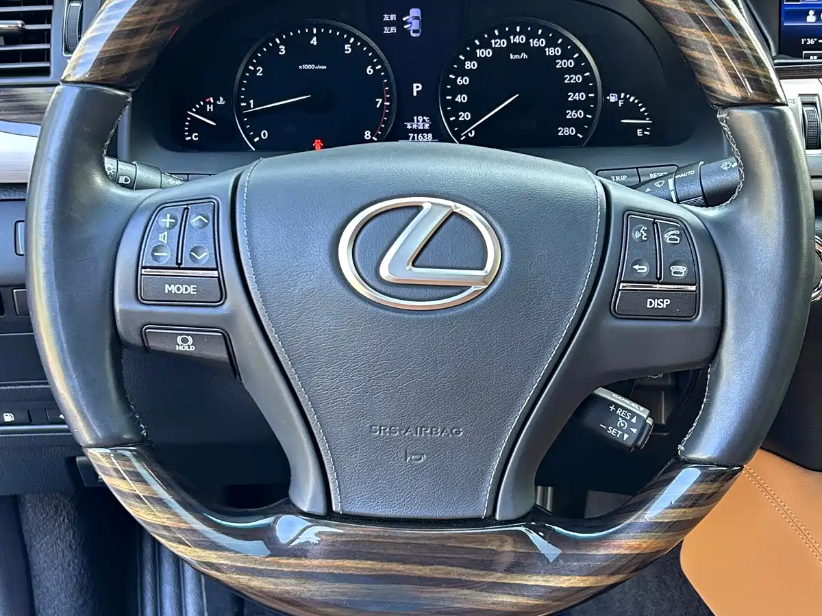 Фото 11 - Lexus LS