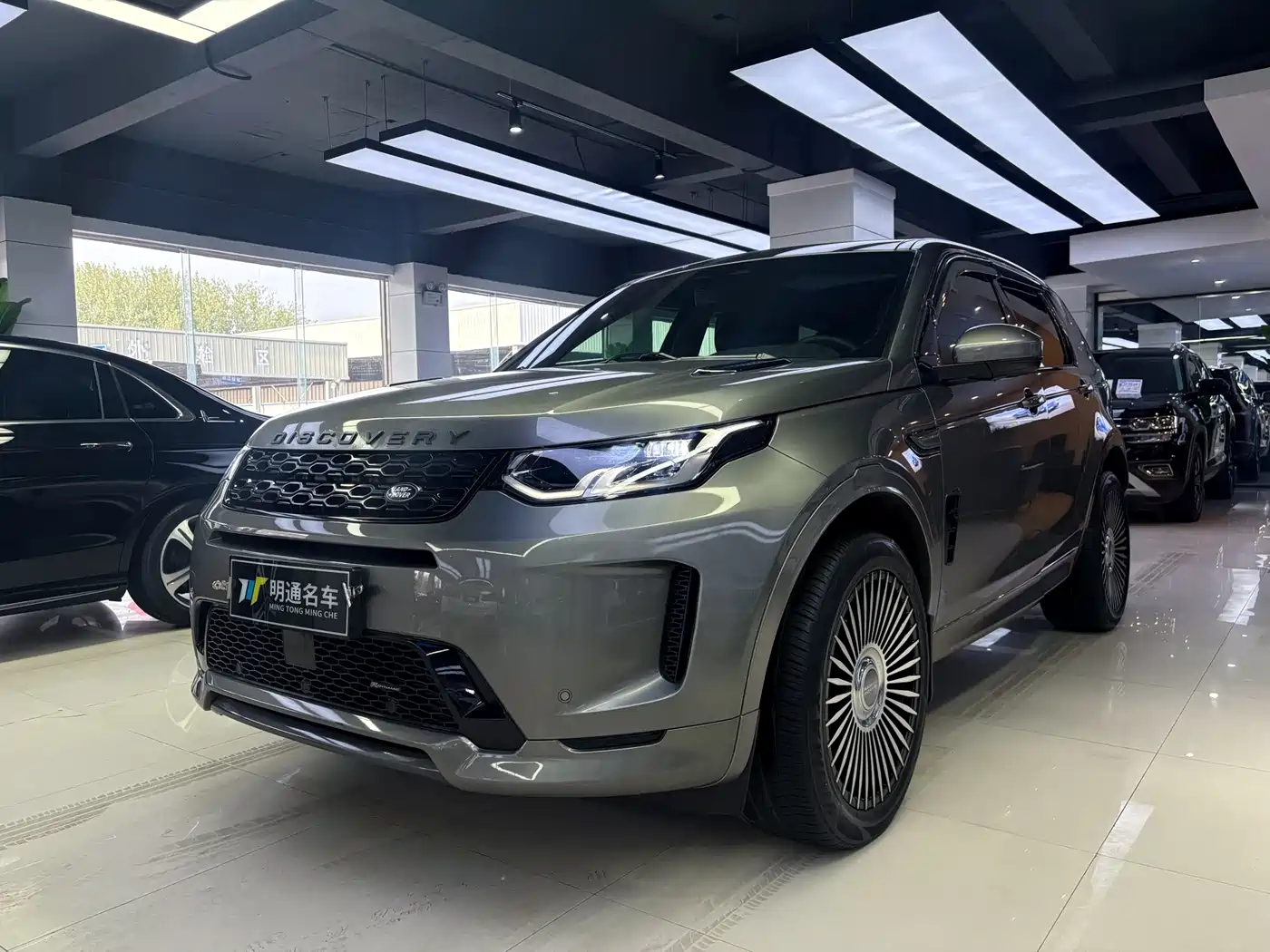 Land Rover Discovery Sport 2022 Model Facelift 249PS R-Dynamic S Performance Edition 5-seater фото 2