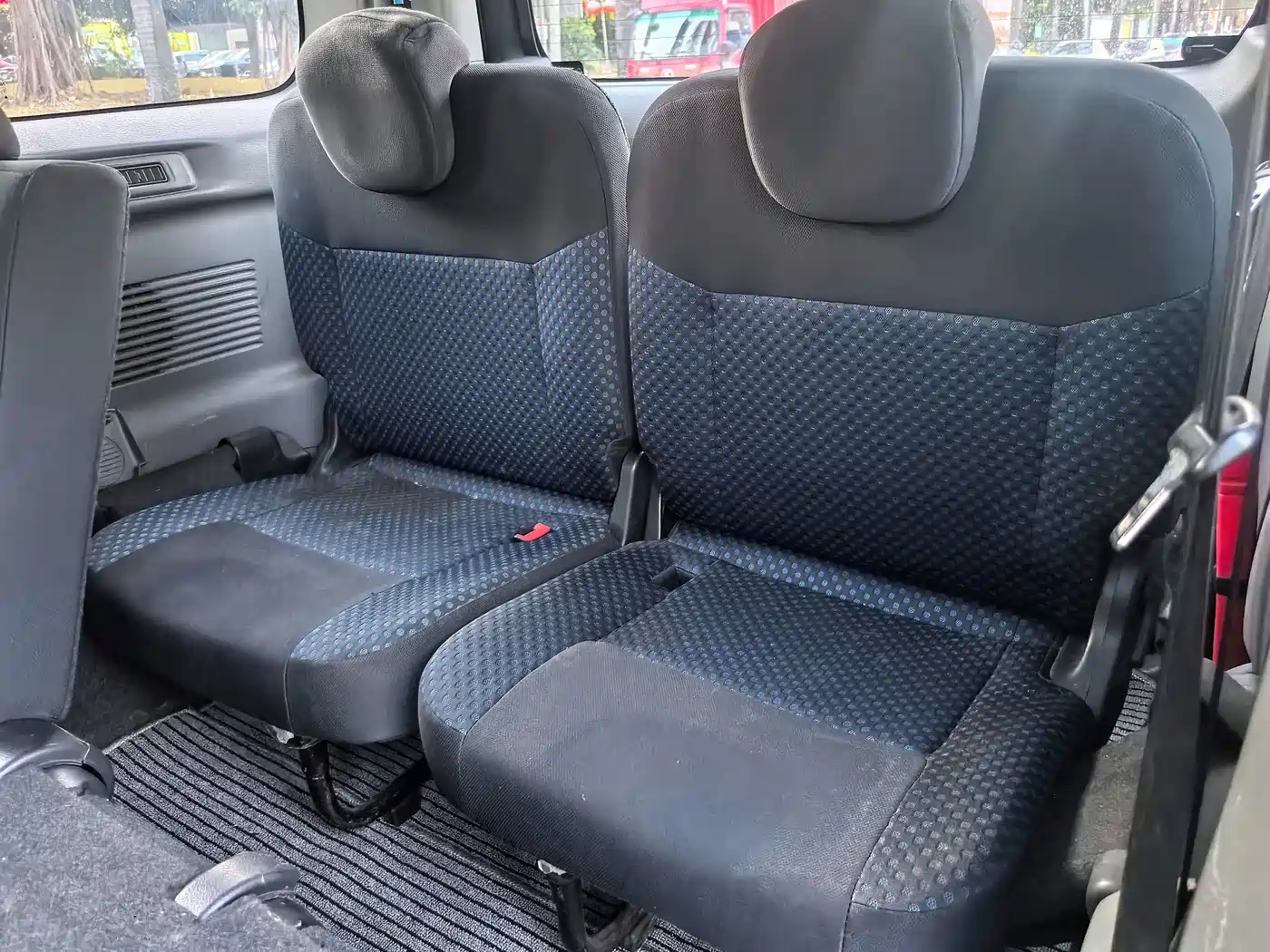 Nissan NV200 2010 2010 1.6L 232-seat Premium