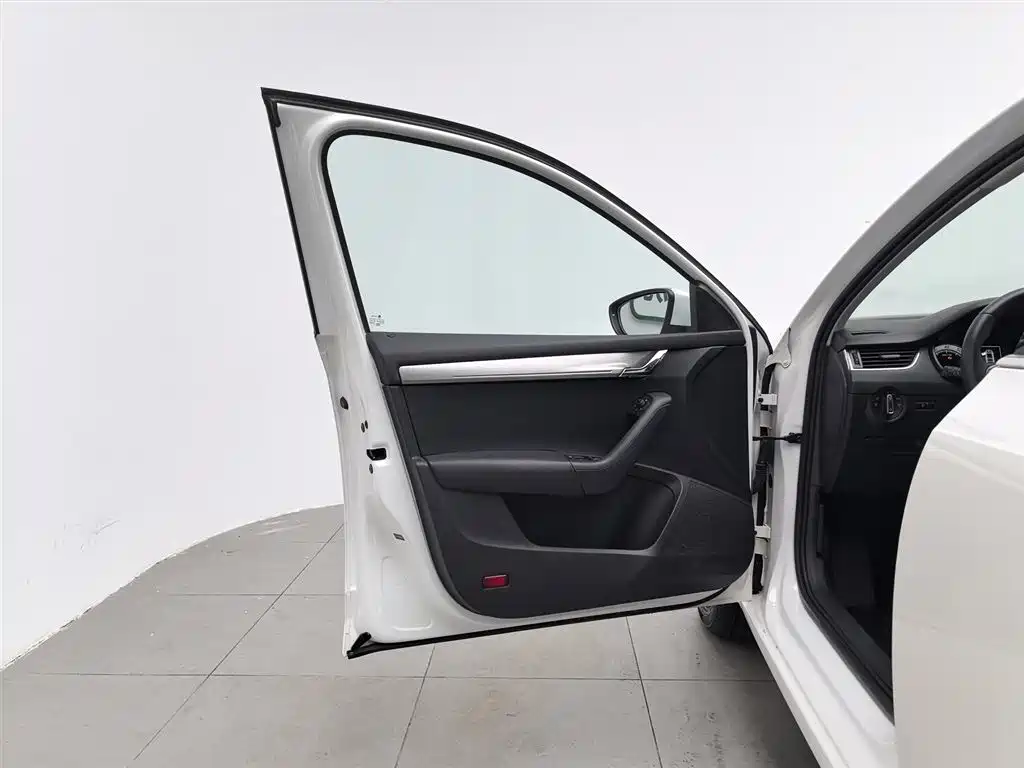 Škoda Octavia 2019 1.5L Automatic Smart Luxury China VI фото 8
