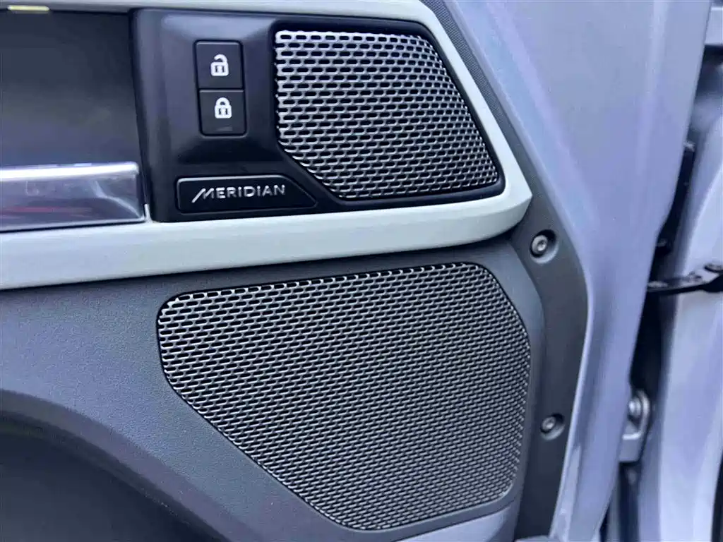 Land Rover Defender 2021 110 P400 Dark Special Edition фото 7