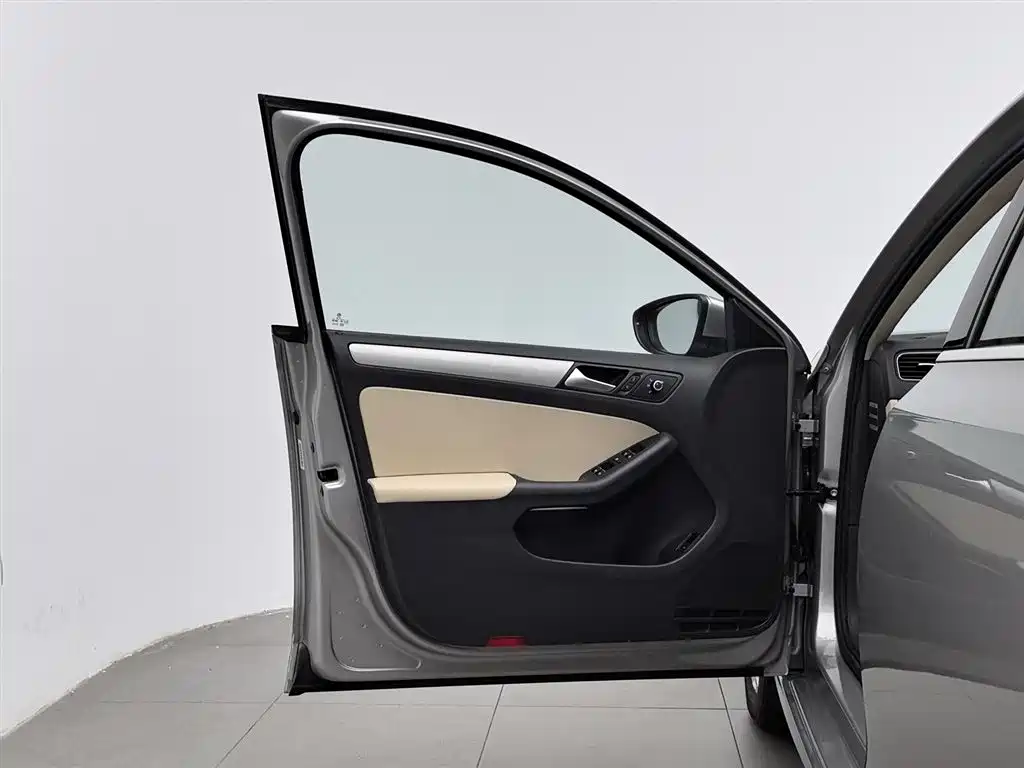 Volkswagen Sagitar 2012 1.6L Automatic Comfort Type фото 8