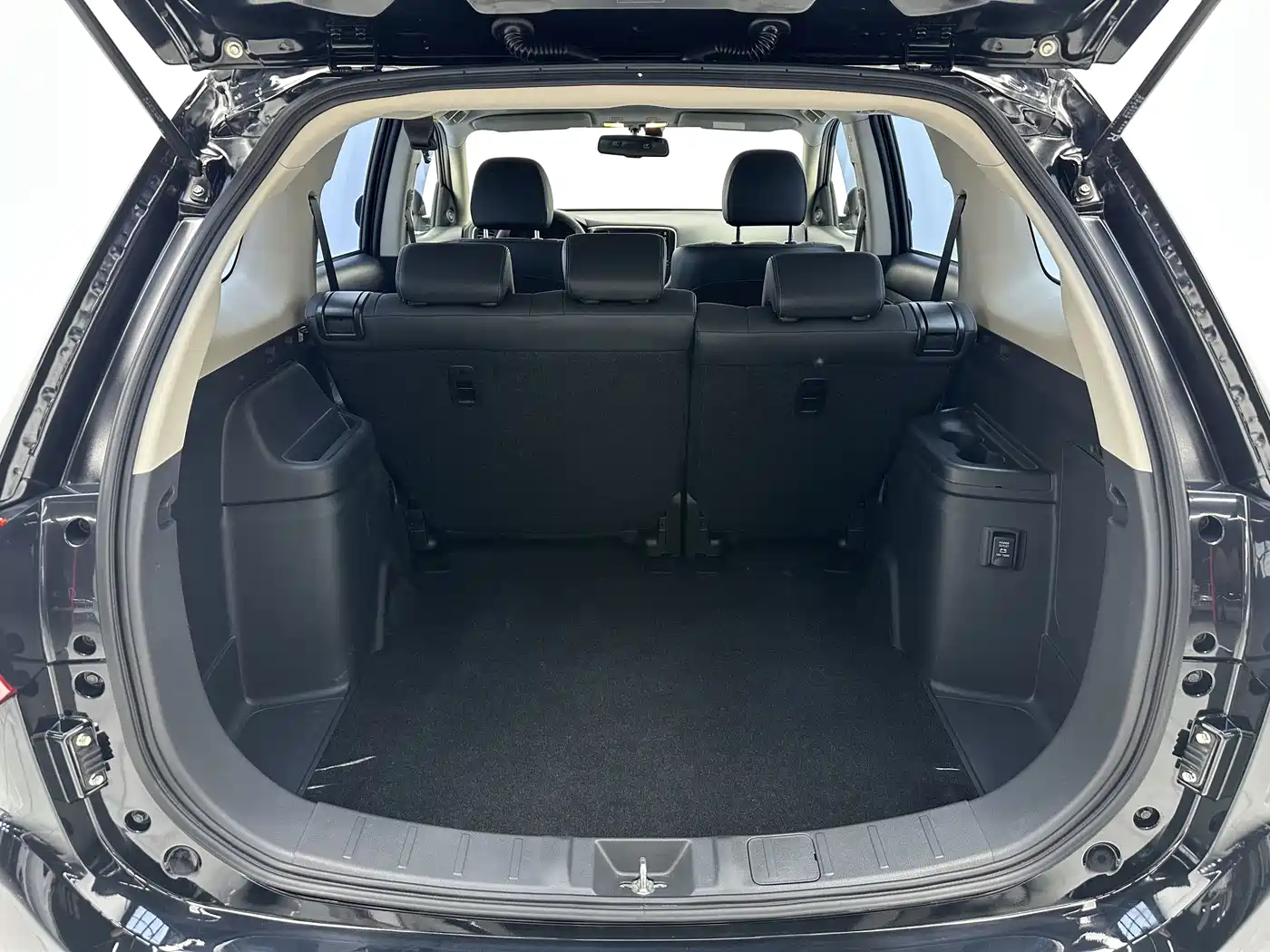 Mitsubishi Outlander 2021 Facelift 2.0L 2WD Premium Edition 5-Seater фото 17