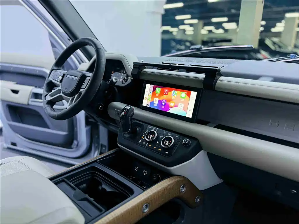 Land Rover Defender 2021 110 P400 Dark Special Edition фото 10