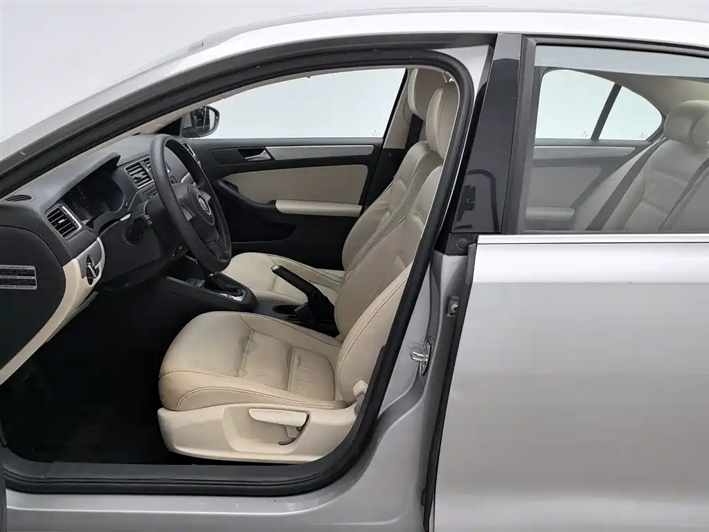 Volkswagen Sagitar 2012 1.6L Automatic Comfort Type фото 10