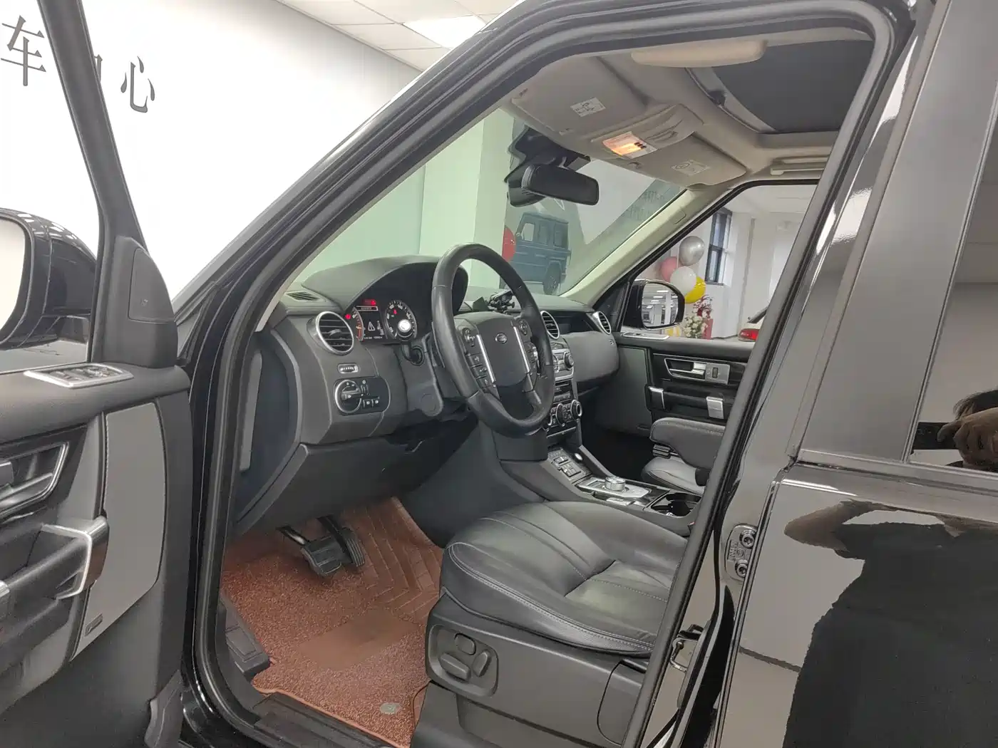 Land Rover Discovery 2015 3.0 SC V6 SE фото 14