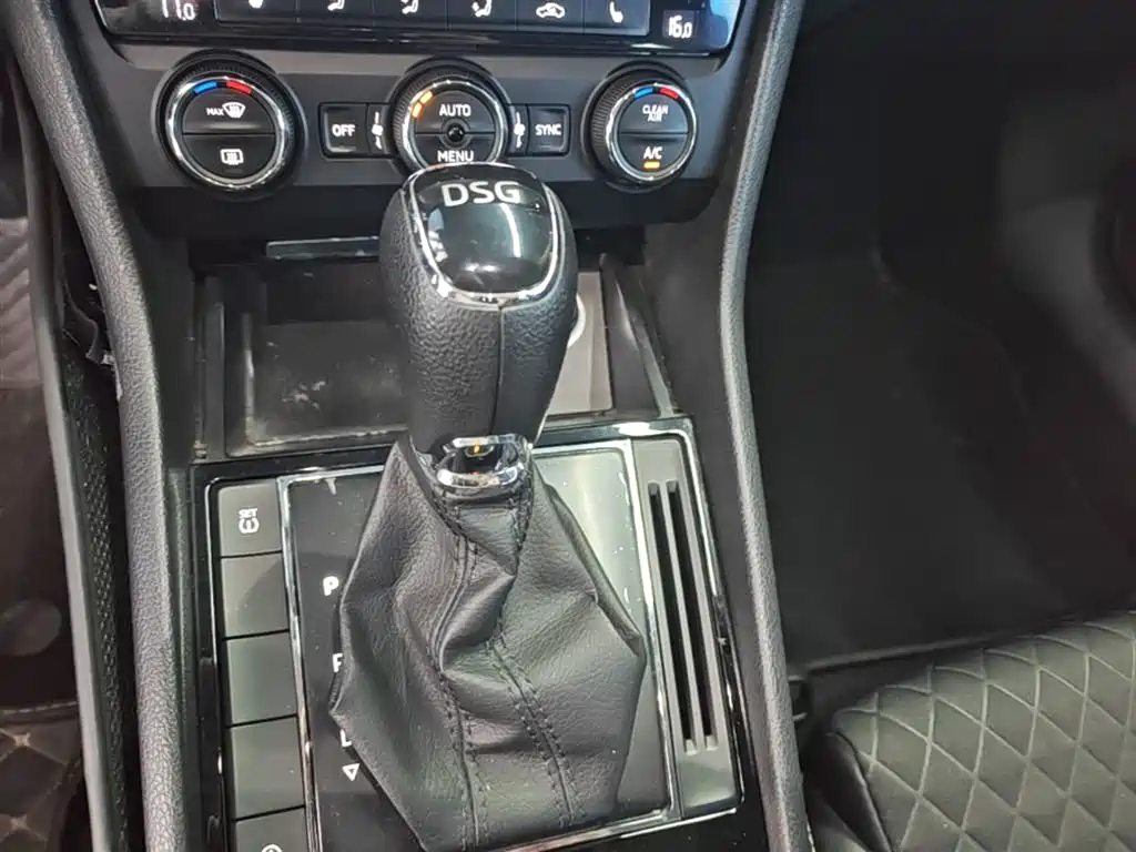 Škoda Superb 2018 TSI330 DSG Comfort Edition China V фото 14