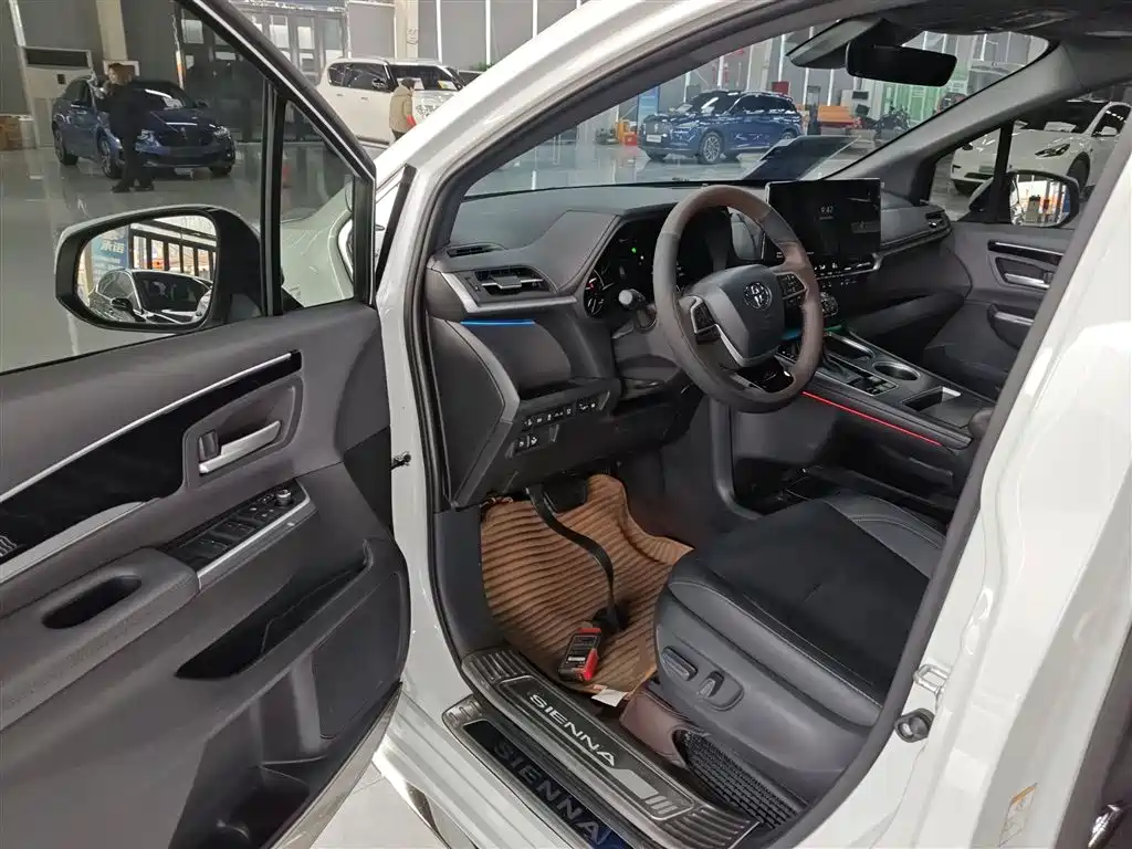 Toyota Sienna 2024 2.5L Hybrid 4WD Premium Edition фото 16