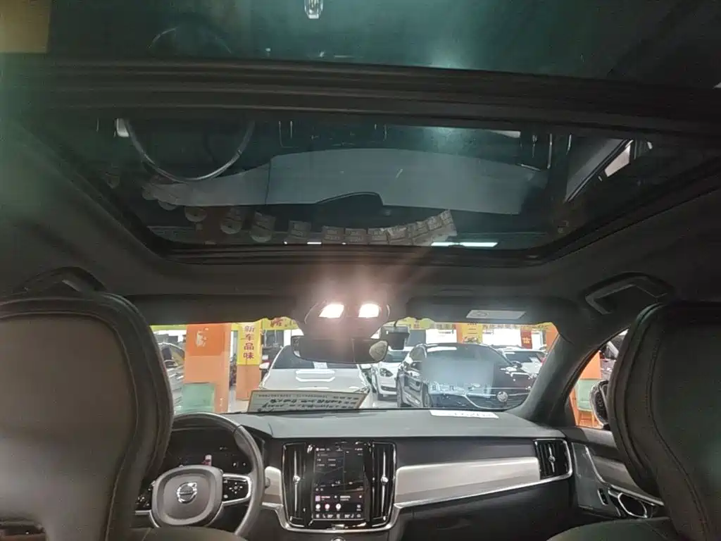Фото 18 - Volvo S90