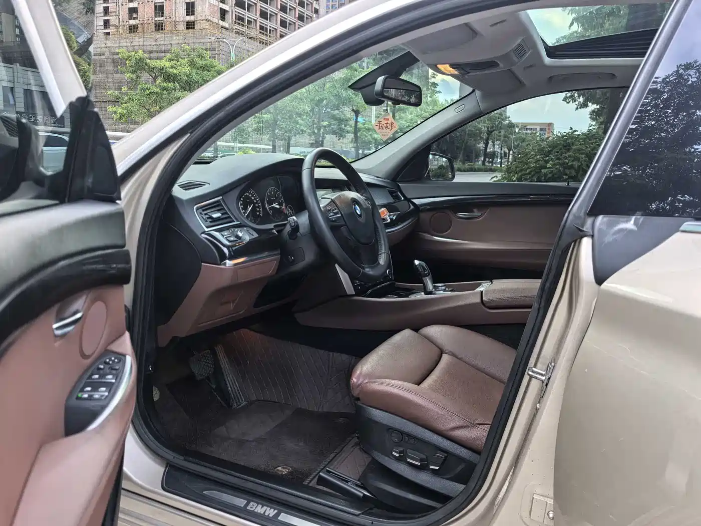 BMW 5 Series GT 2010 535i Leading Model фото 18