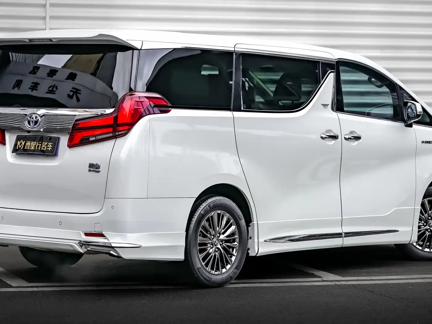 Toyota Alphard 2019 Hybrid 2.5L Luxury фото 3