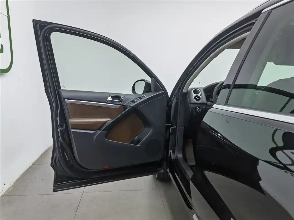 Volkswagen Tiguan 2012 2.0TSI Comfort фото 8