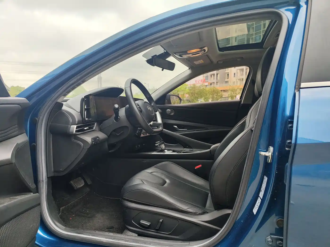 Hyundai Elantra 2021 1.5L CVT LUX Premium Edition фото 9