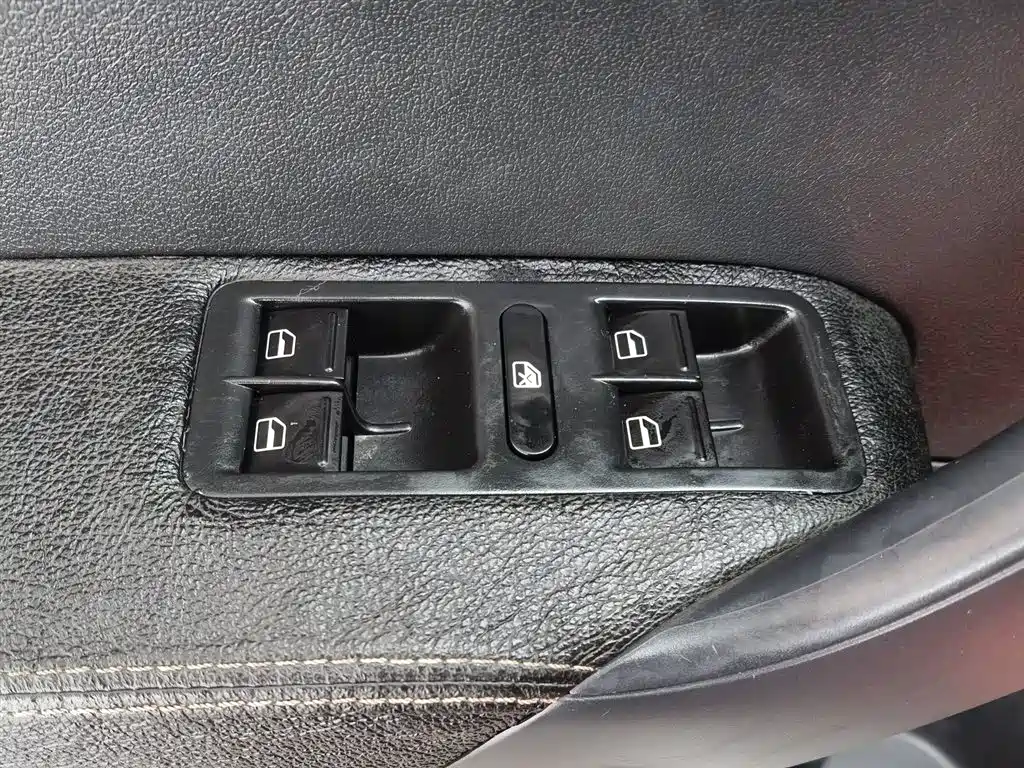 Volkswagen Polo 2013 1.4L Manual Trend Edition фото 9