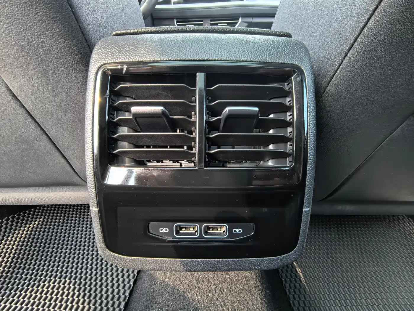 Volkswagen Sagitar 2023 Model Year 200TSI DSG Surpass Edition фото 10