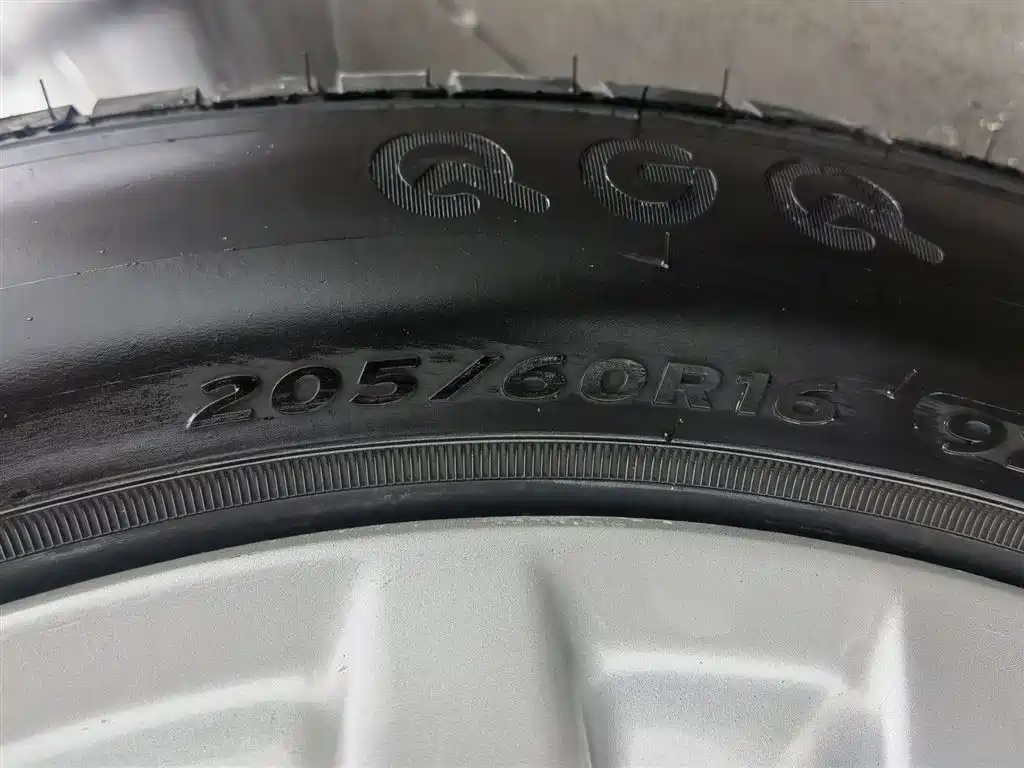 BMW 2 Series Touring 2016 218i Leading фото 24