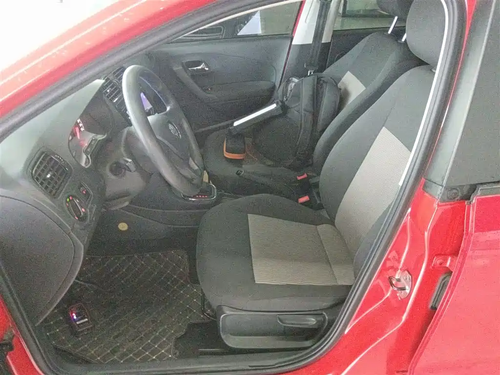 Volkswagen Polo 2016 1.4L Automatic Trend фото 11