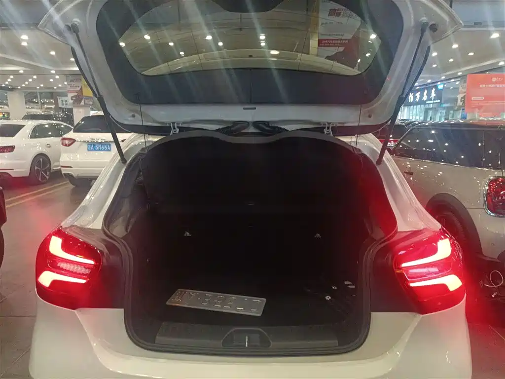 Mercedes-Benz A-Class (Import) 2017 Facelift A 200 Dynamic фото 12
