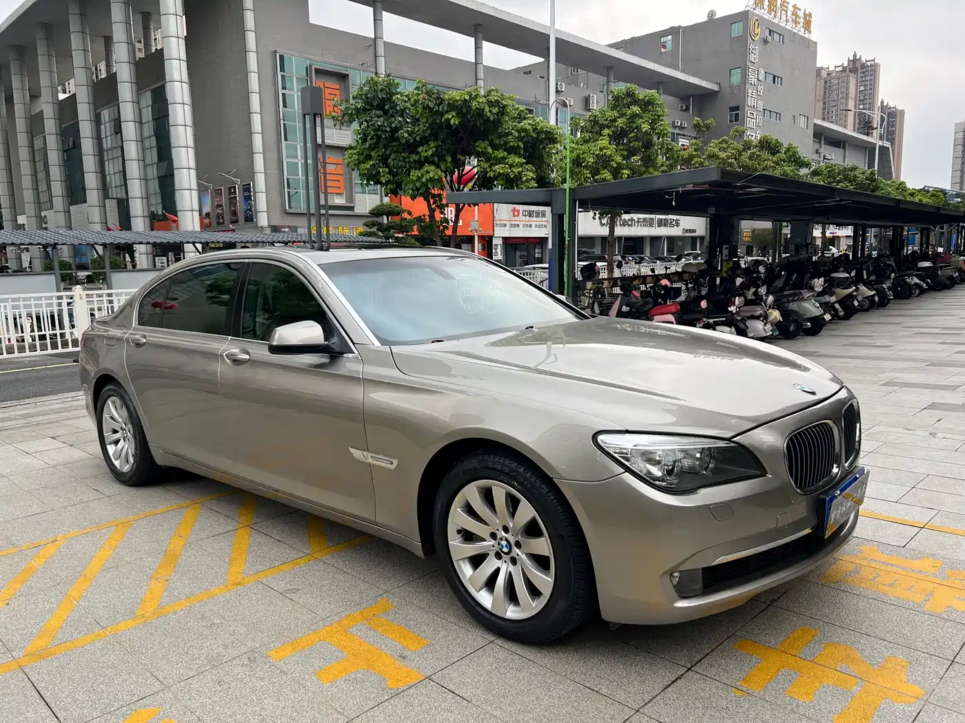 BMW 7 Series 2009 Model 740Li Leading Edition фото 2