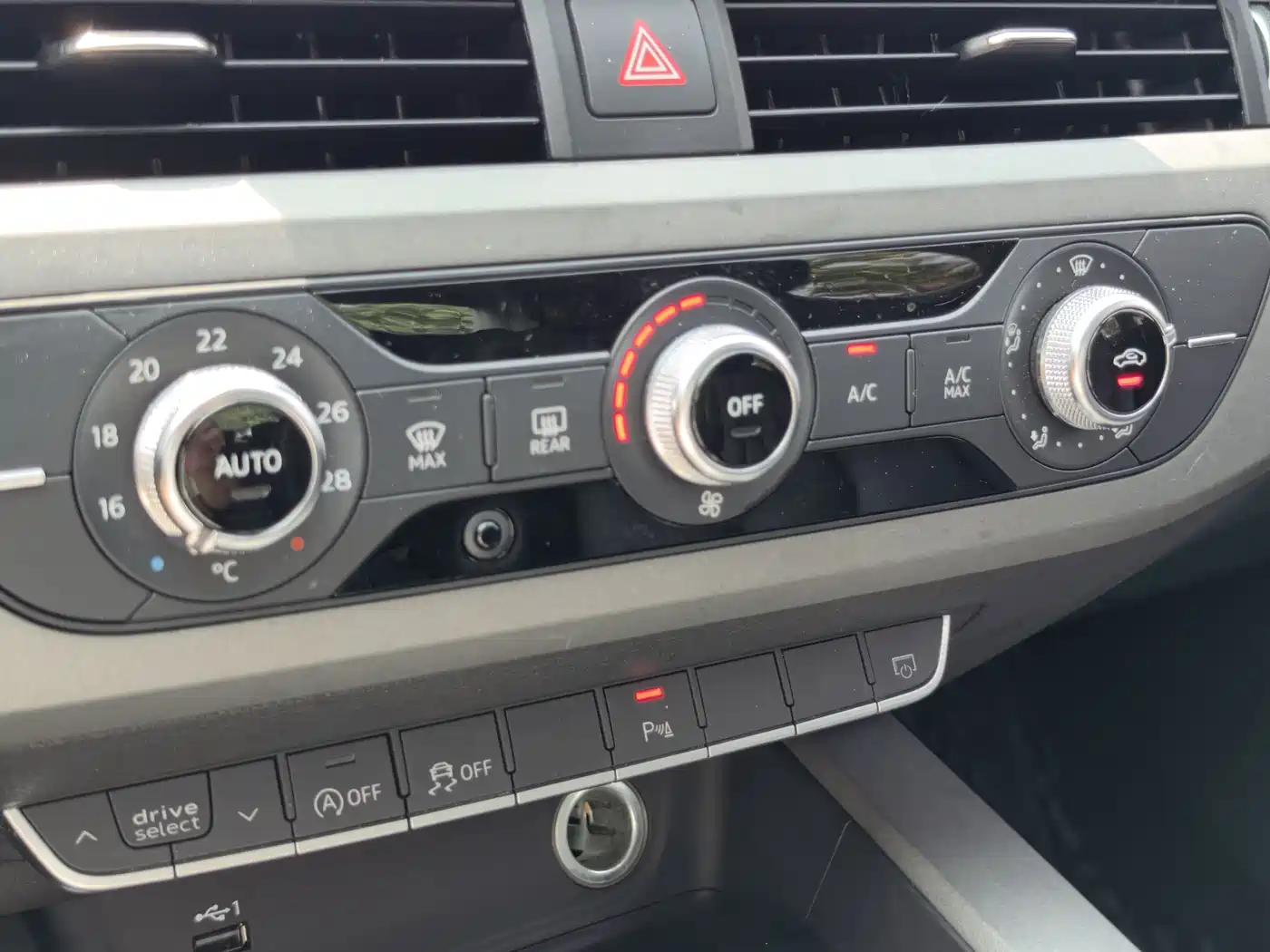 Photo 13 - Audi A4L