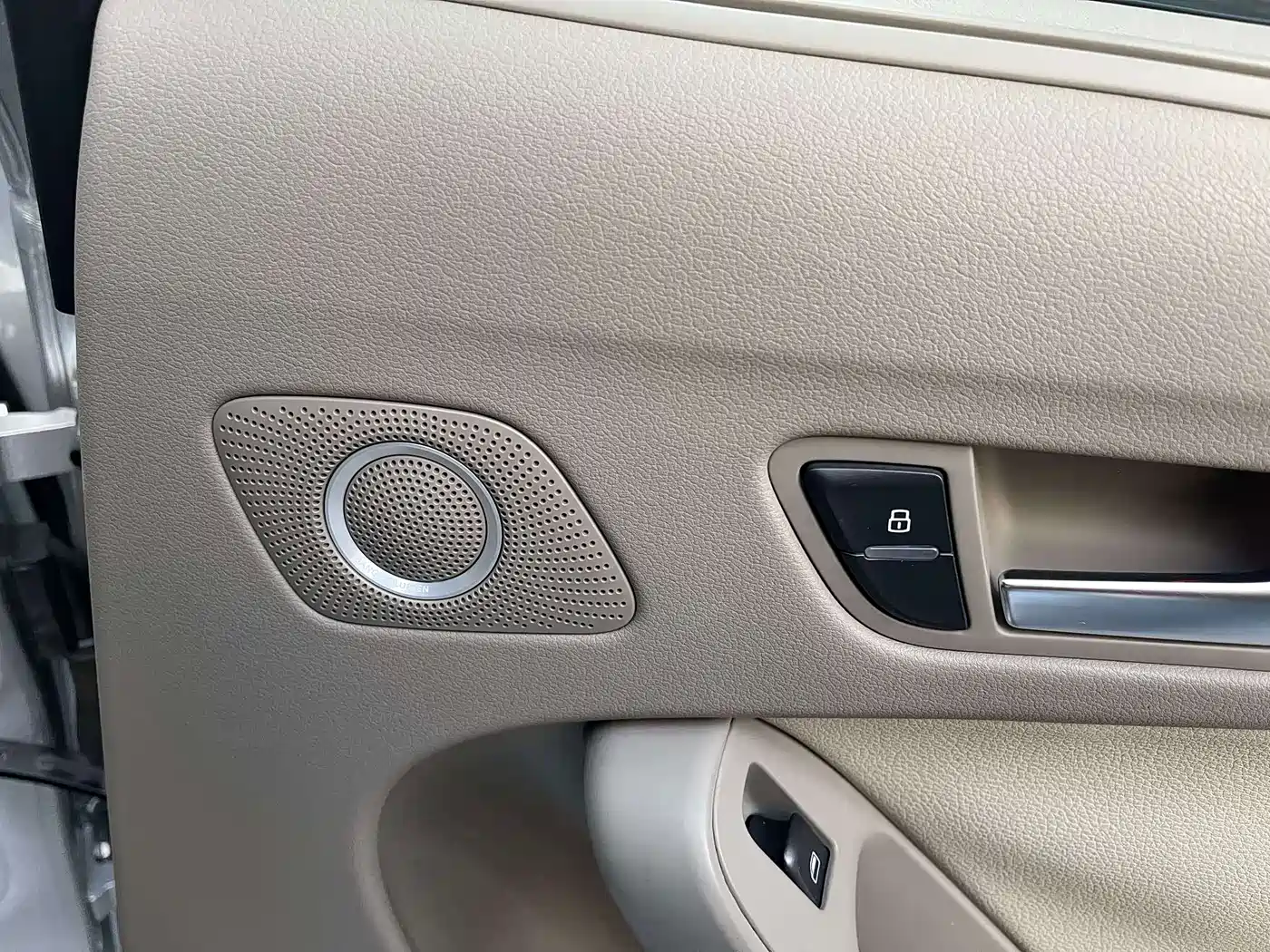 Фото 12 - Audi A4L