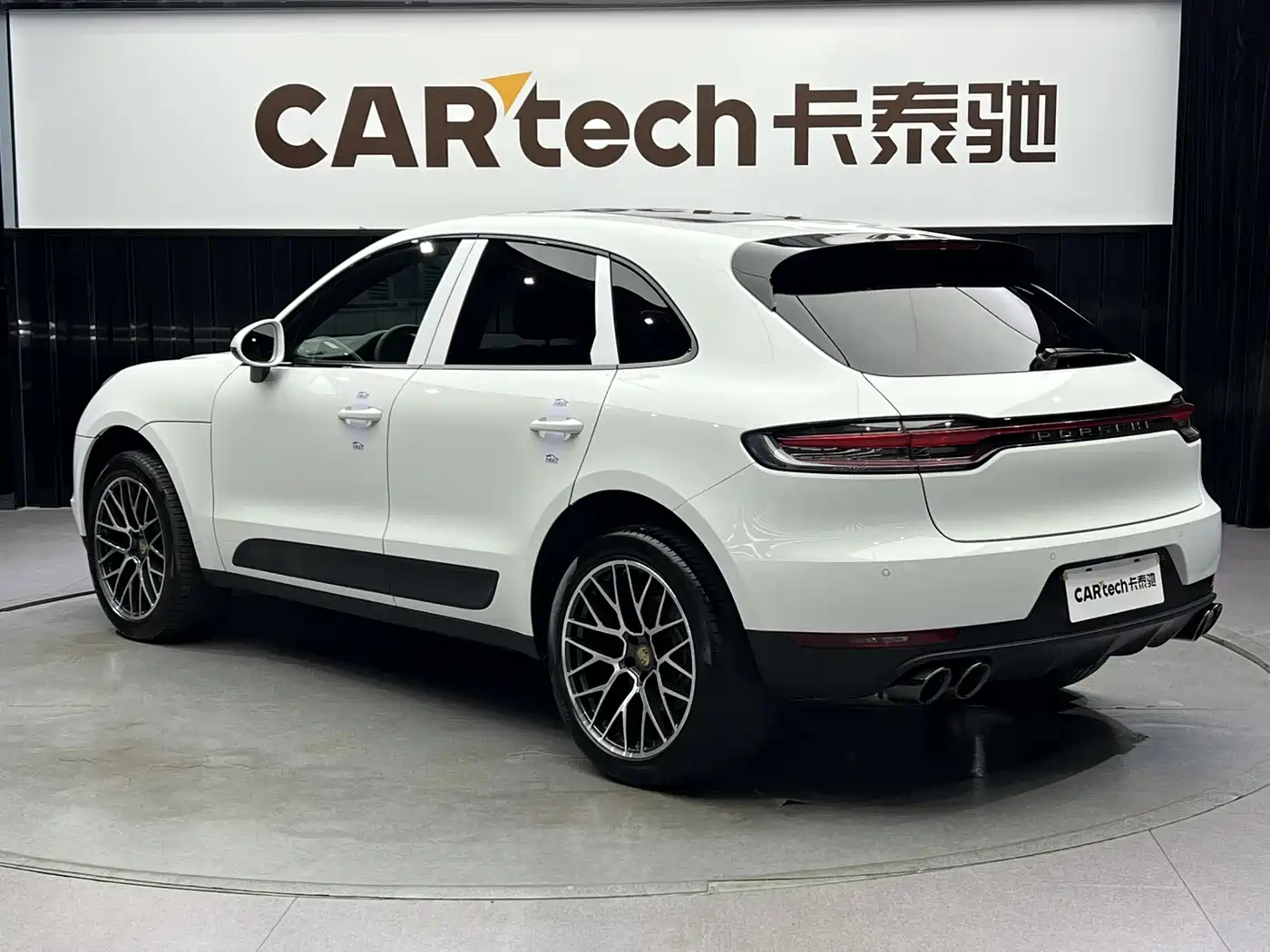 PORSCHE MACAN