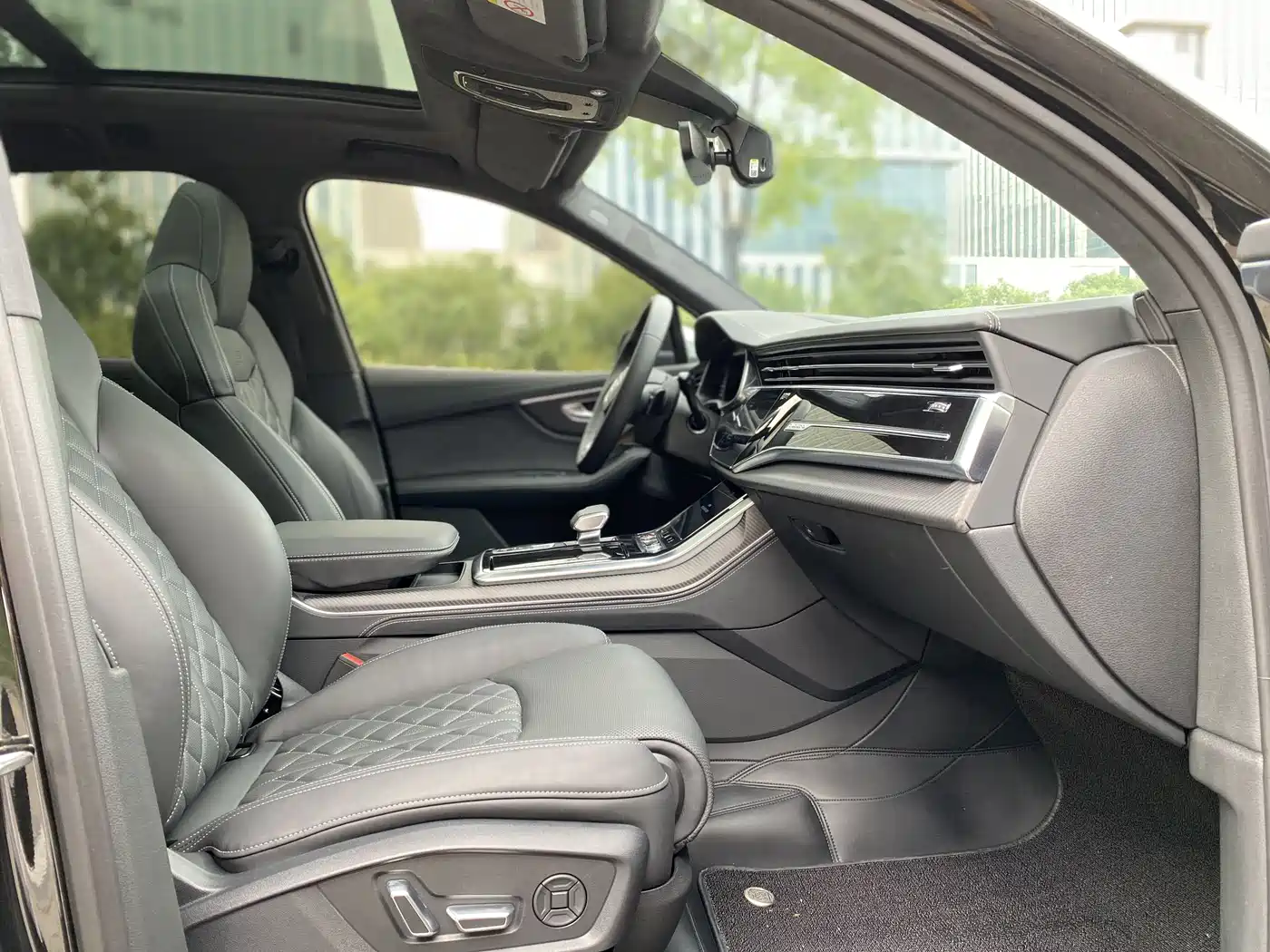 Audi SQ7 2024 4.0 TFSI фото 10