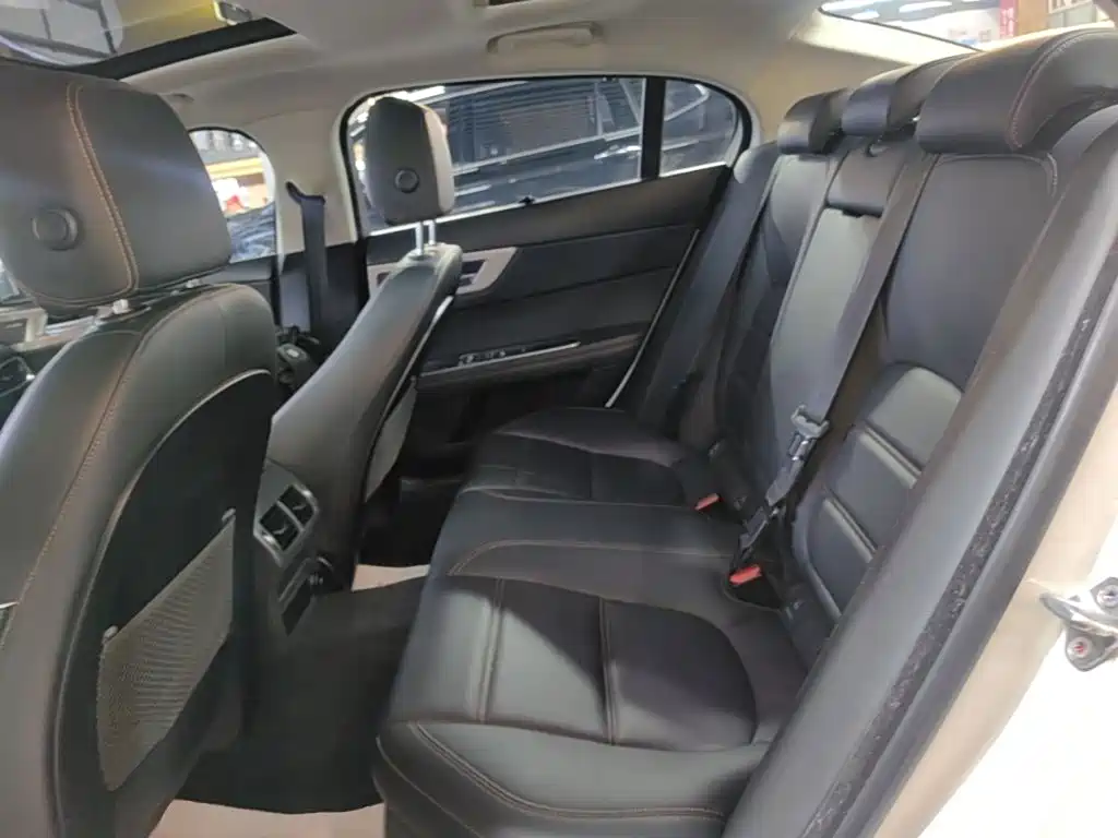 Photo 17 - Jaguar XEL