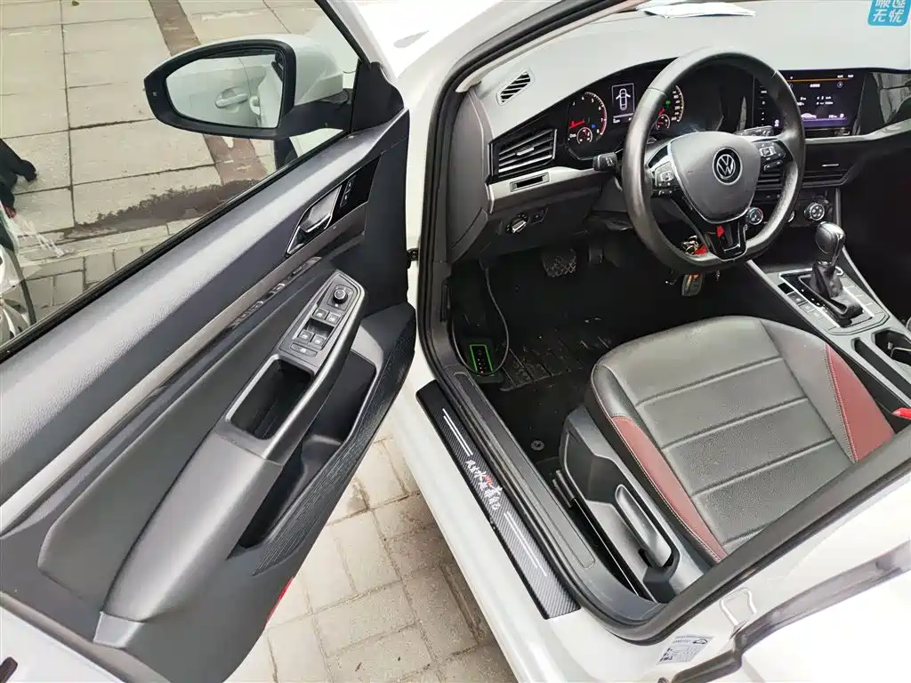 VOLKSWAGEN BORA