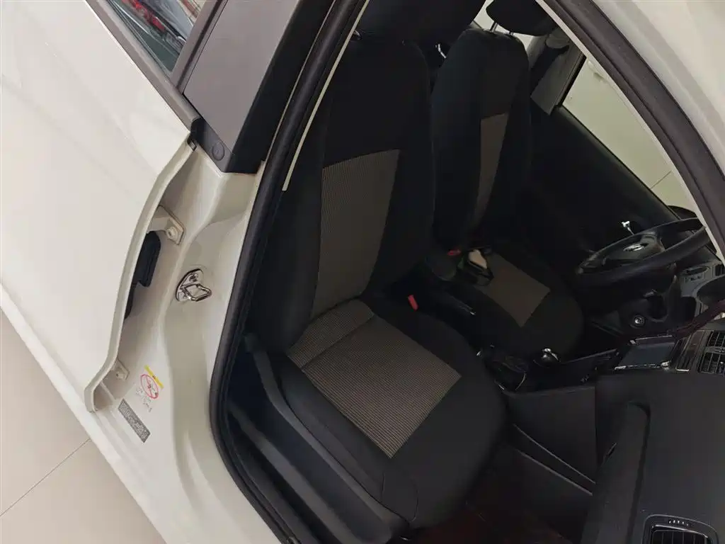 Volkswagen Polo 2016 1.4L Automatic Trend фото 7