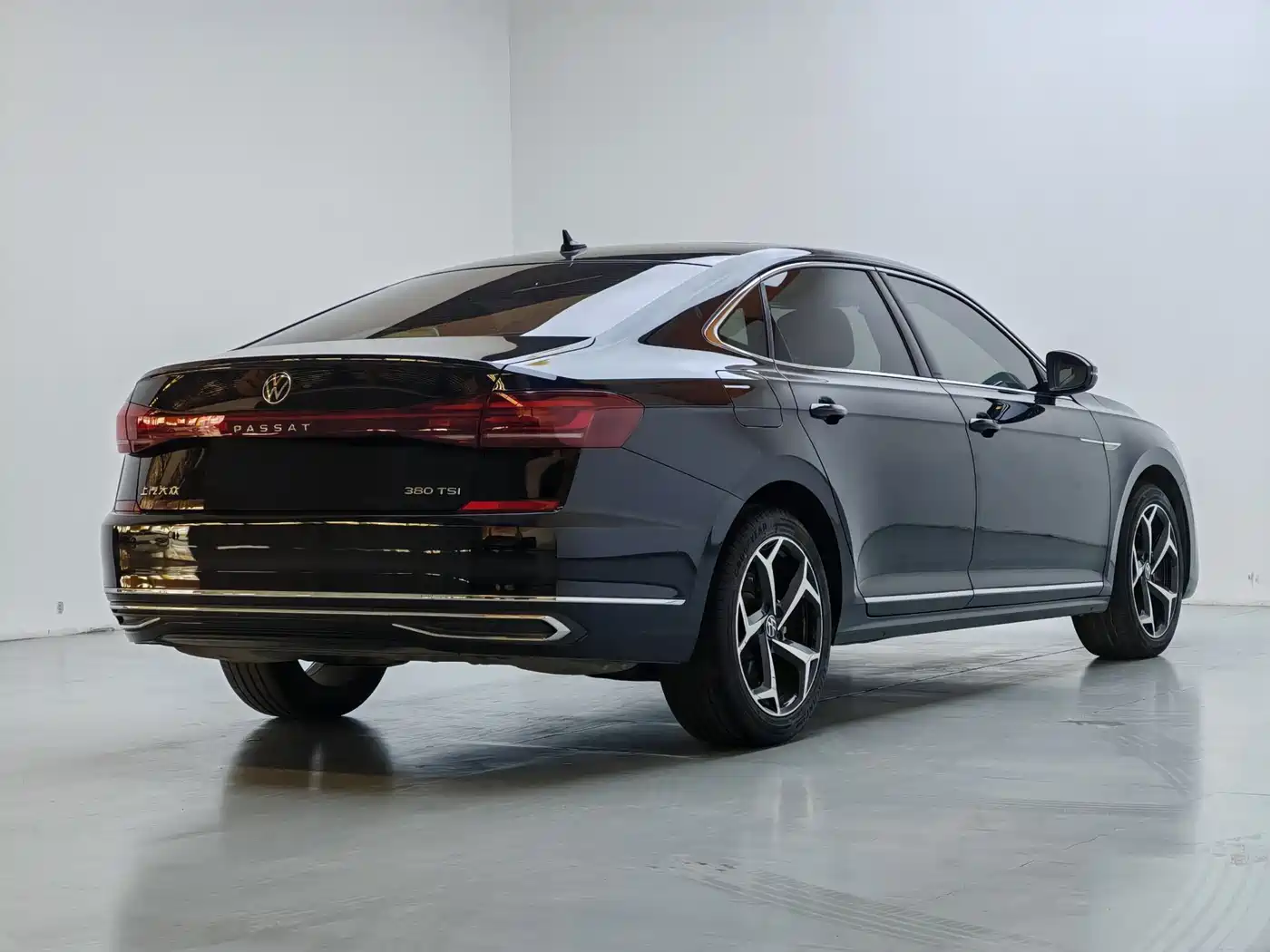 Volkswagen Passat 2024 380TSI Elite Edition фото 11
