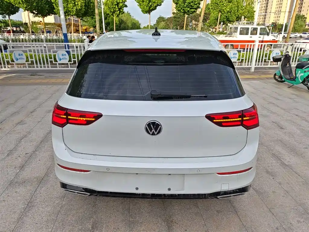 VOLKSWAGEN GOLF