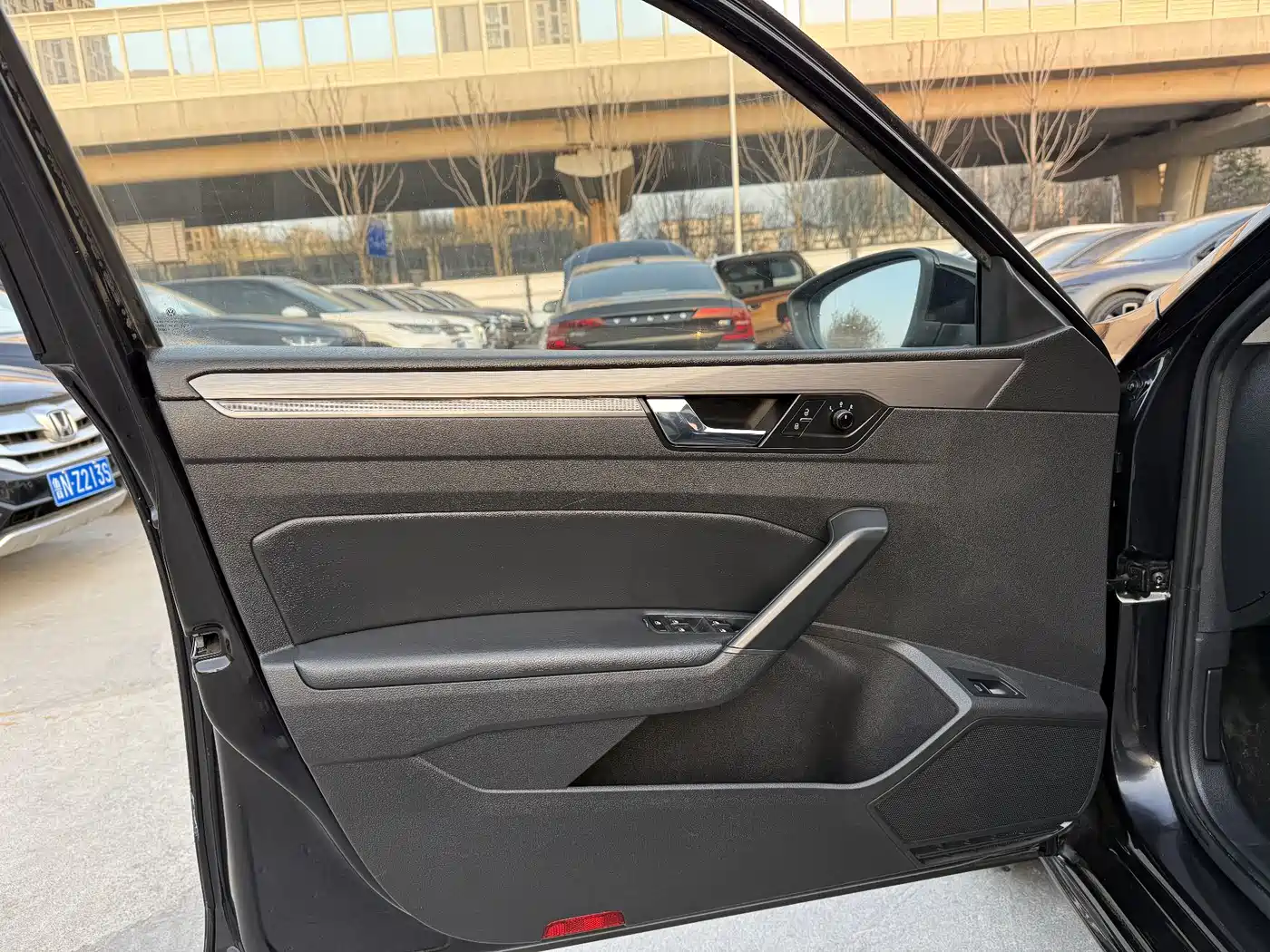 Volkswagen Passat 2016 280TSI DSG Honor Edition фото 3