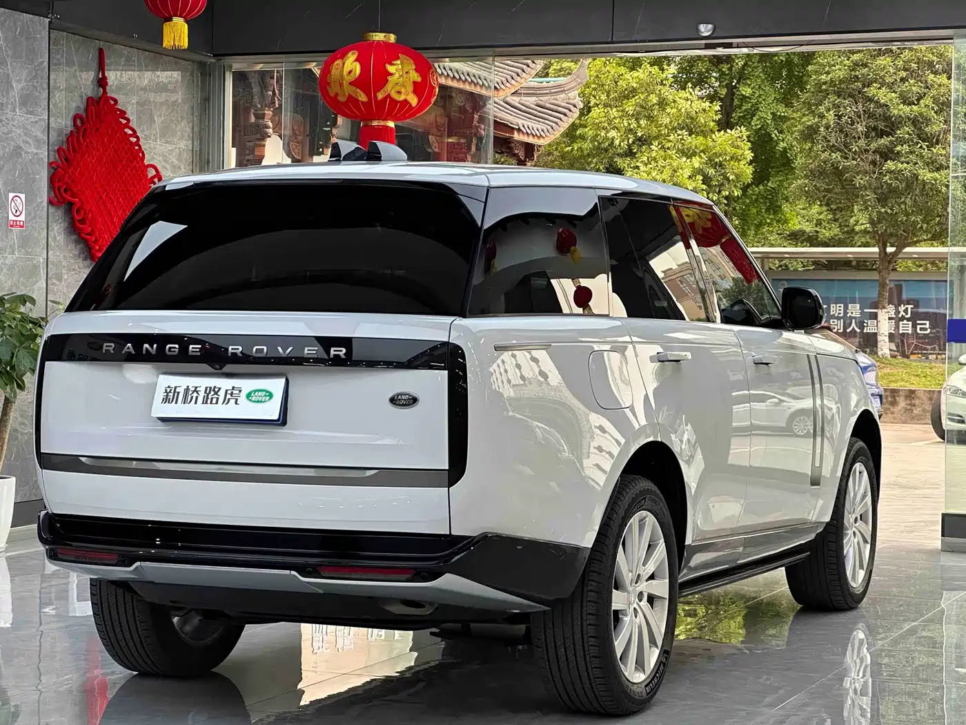 Land Rover Range Rover 2023 3.0 L6 360PS Golden Age Edition фото 16