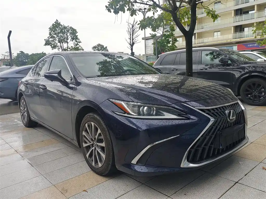 Фото 2 - Lexus ES