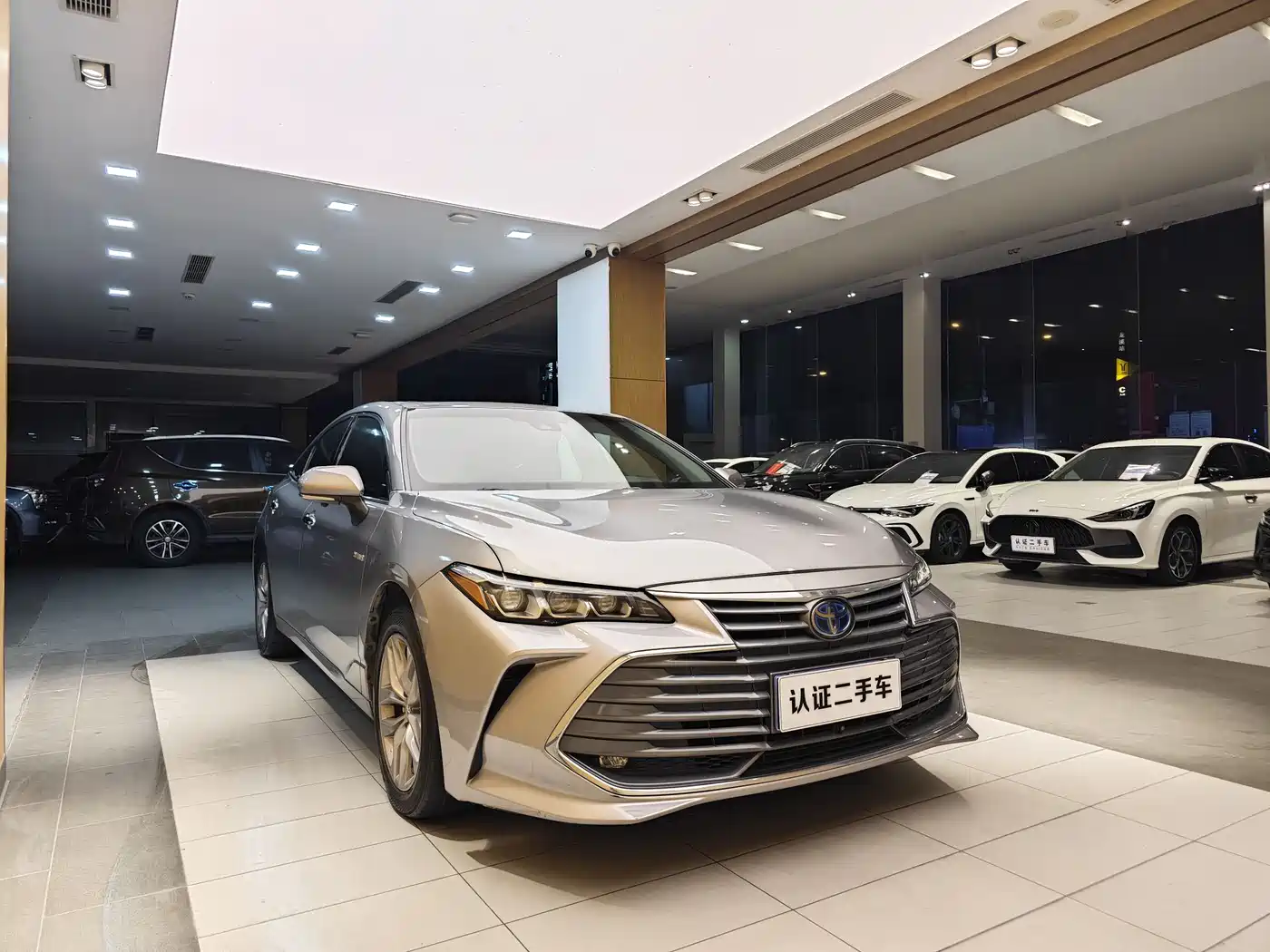 Toyota Avalon 2019 Hybrid 2.5L Luxury Edition China V фото 4